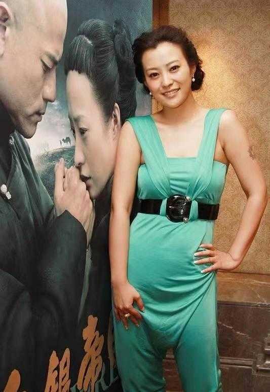 腰带 郝蕾真的好“敢穿”，绿色缎面连体裤配腰带，大长腿真的好显眼