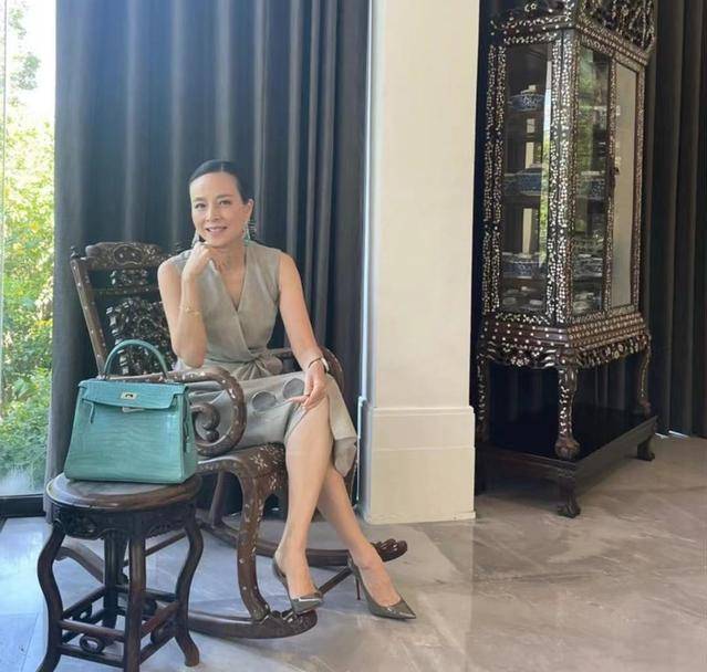曲线 泰国华裔富婆身价10亿，笑脸生图酷似董洁，泰王见了也为之动容