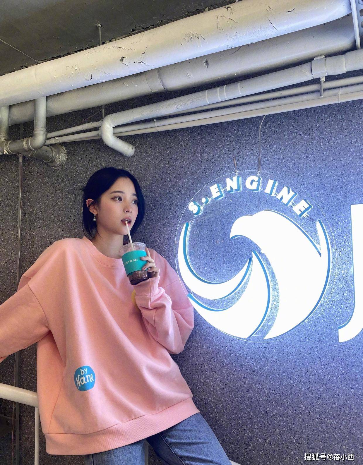 视觉 欧阳娜娜打破传统风格，“吊带+背带”搭配真时髦，这样穿更洋气