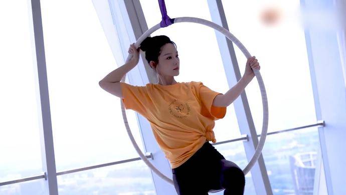 原创31岁李沁练空中瑜伽好美丝带上劈叉身姿婀娜新剧搭档任嘉伦