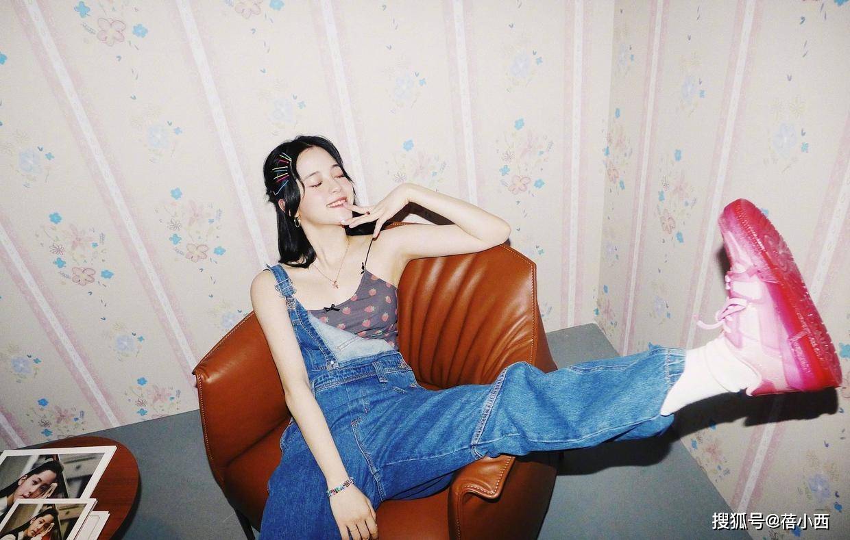 视觉 欧阳娜娜打破传统风格，“吊带+背带”搭配真时髦，这样穿更洋气