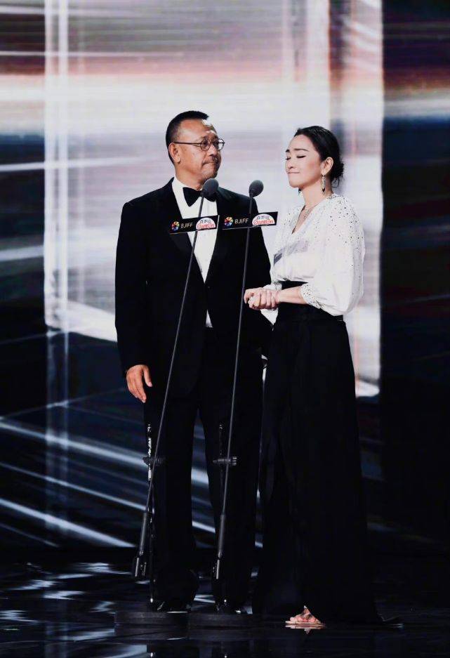 大顶 两大顶流世纪大同框！巩俐出场再现戛纳封神造型，姜文气场被秒杀