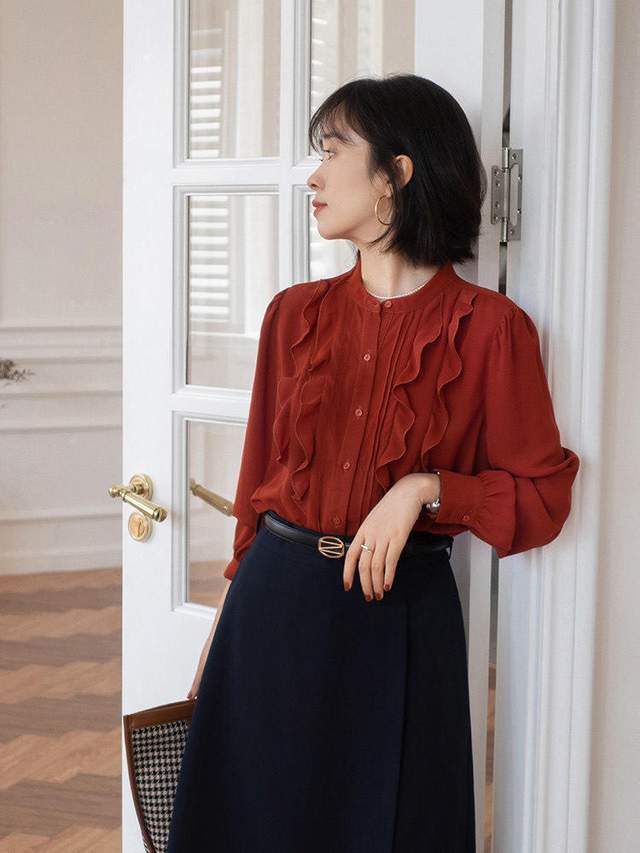 30 女性怎么穿才显气质?红色衬衫 高腰牛仔裤,高级时尚又显白