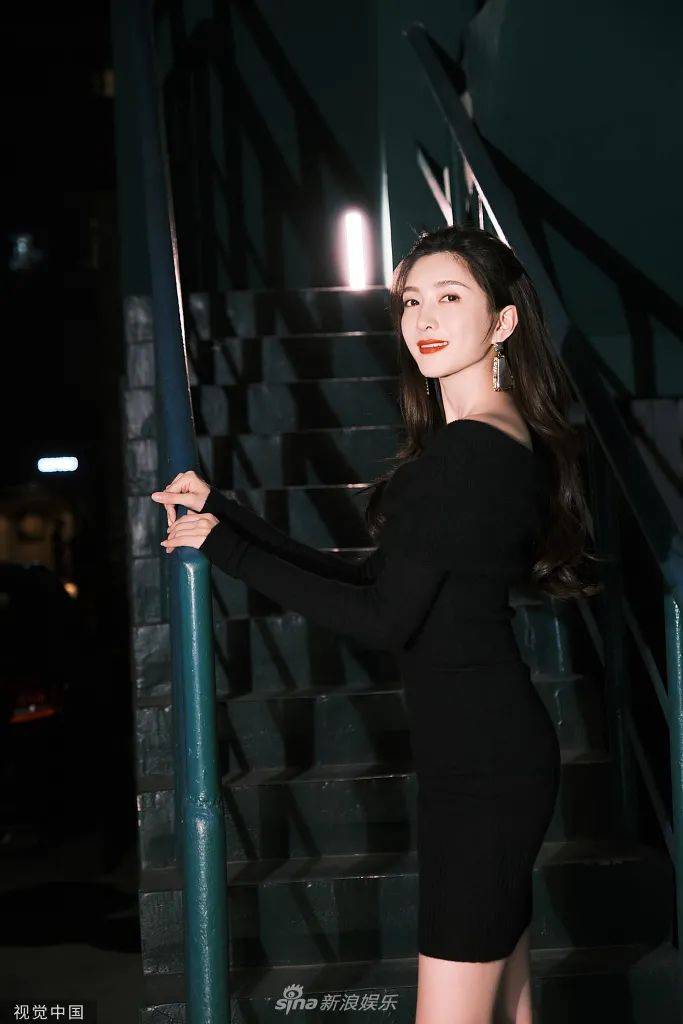 短裙 江疏影穿紧身黑裙秀锁骨！雪肤玉貌大长腿太性感撩人