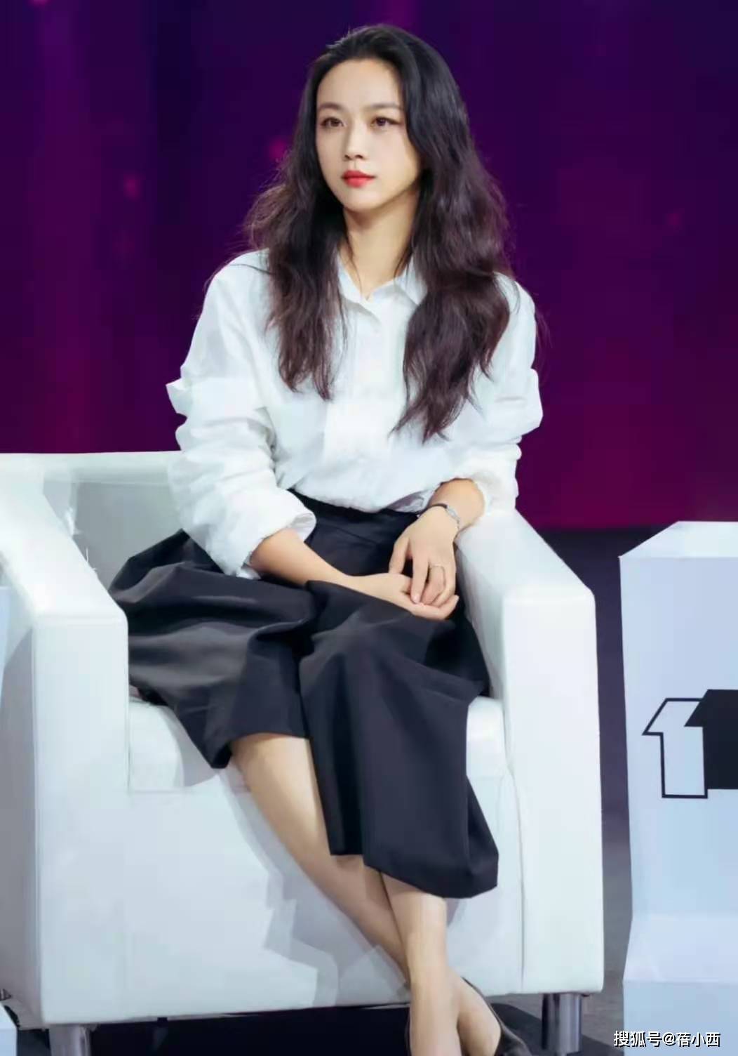 汤唯 被42岁汤唯的气质沦陷了,穿简约白衬衫配半身裙,满满的优雅感