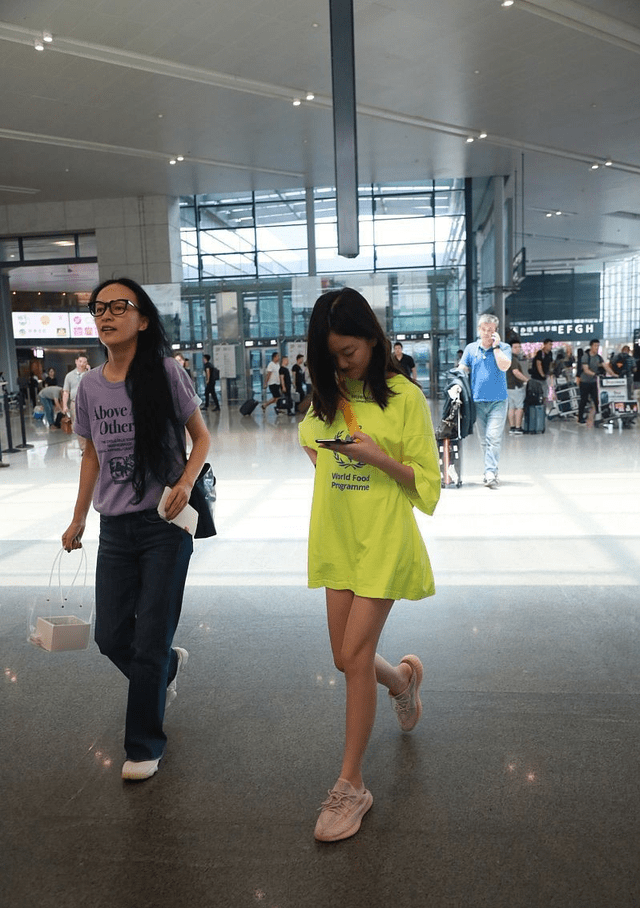 卫衣 王菲李亚鹏爱女长大了，长腿真让人羡慕，荧光色穿搭衬的皮肤更白