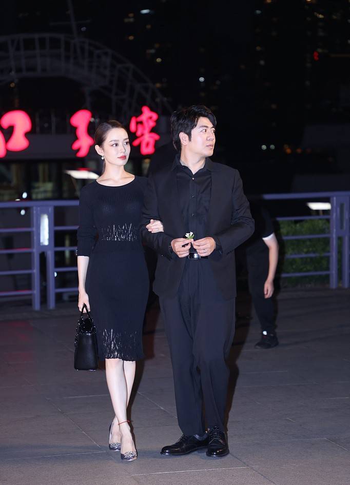 黑色 郎朗混血老婆身材气质不一般，紧身针织裙穿出3D感，真给郎朗长脸
