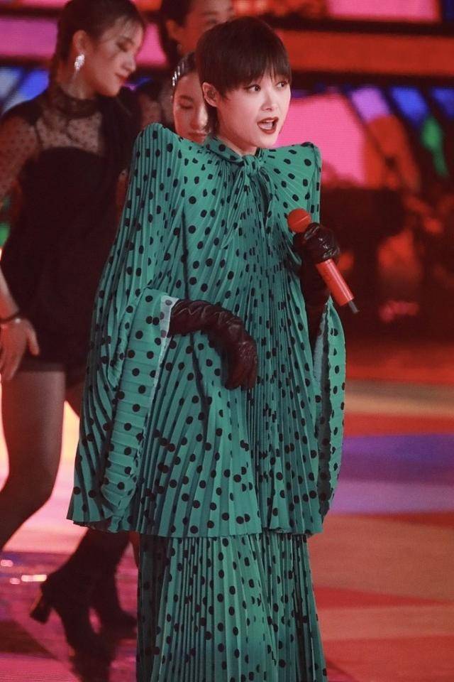 设计 李宇春真是将特立独行进行到底，紫发配粉裙，还挺有女人味