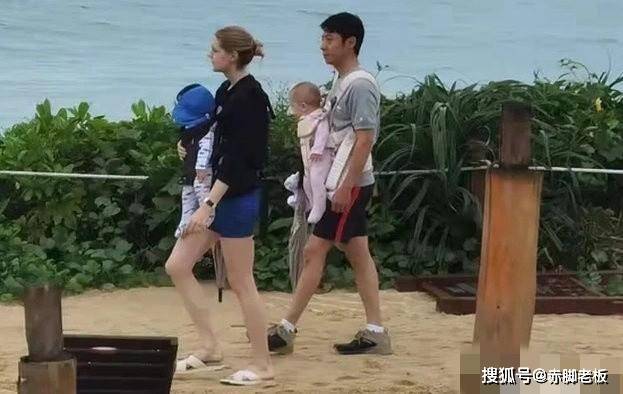 发型撒贝宁夫妻高调秀恩爱！夫妻俩穿休闲装，李白梳丸子头真惊艳了