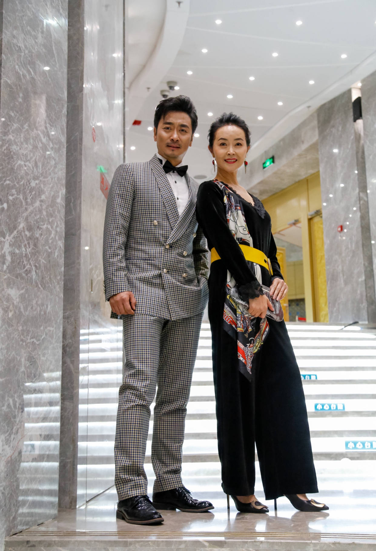 色调 方晓莉真不像是中年人,一袭牡丹抹胸裙明艳大方,身段婀娜气质佳