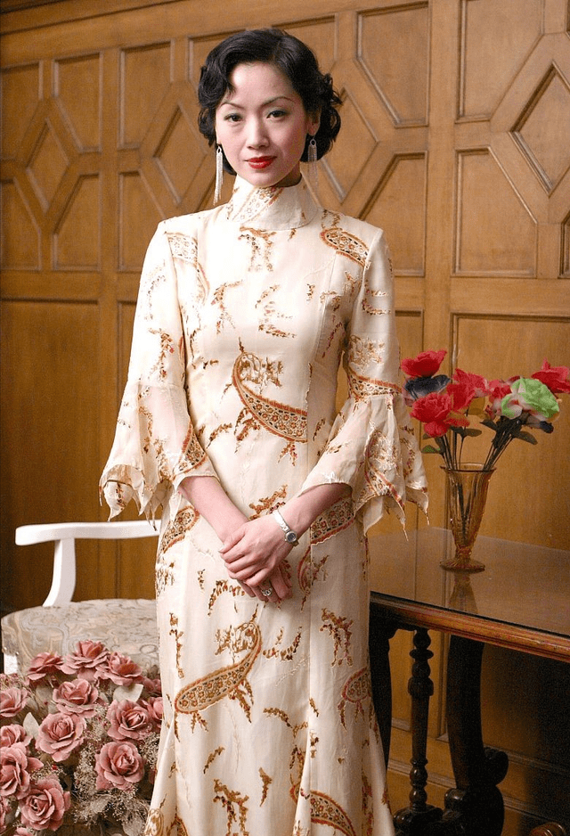 魅力 吴倩莲穿旗袍真端庄，“柳叶眉”太清秀，实力展现女人的优雅