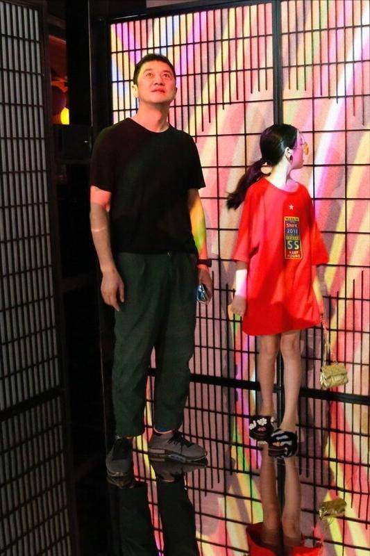 卫衣 王菲李亚鹏爱女长大了，长腿真让人羡慕，荧光色穿搭衬的皮肤更白