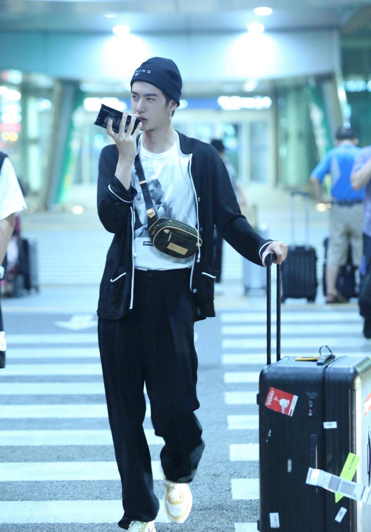 机舱门|王一博首次与民航合作 , 网友们的评论太有趣