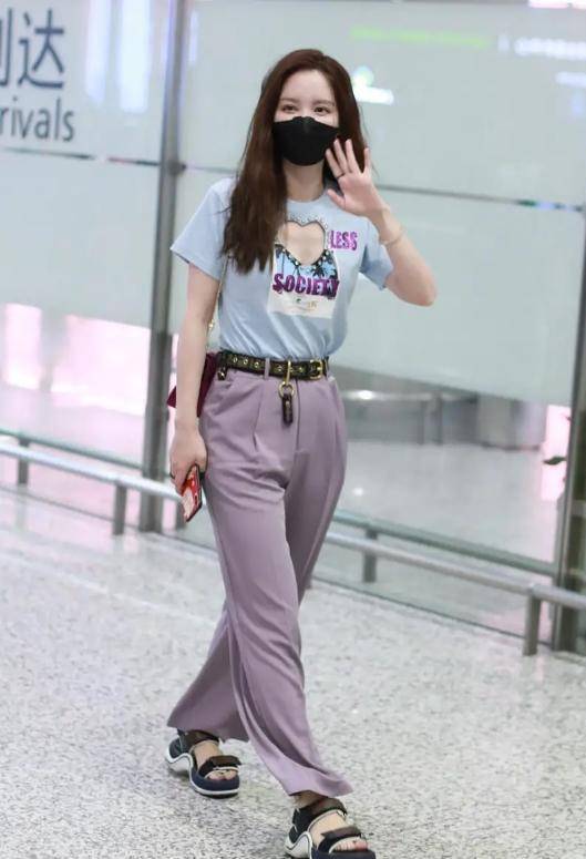 女王 张萌果然是“心机”女王，穿T恤前面“挖个”爱心，显得身材更好
