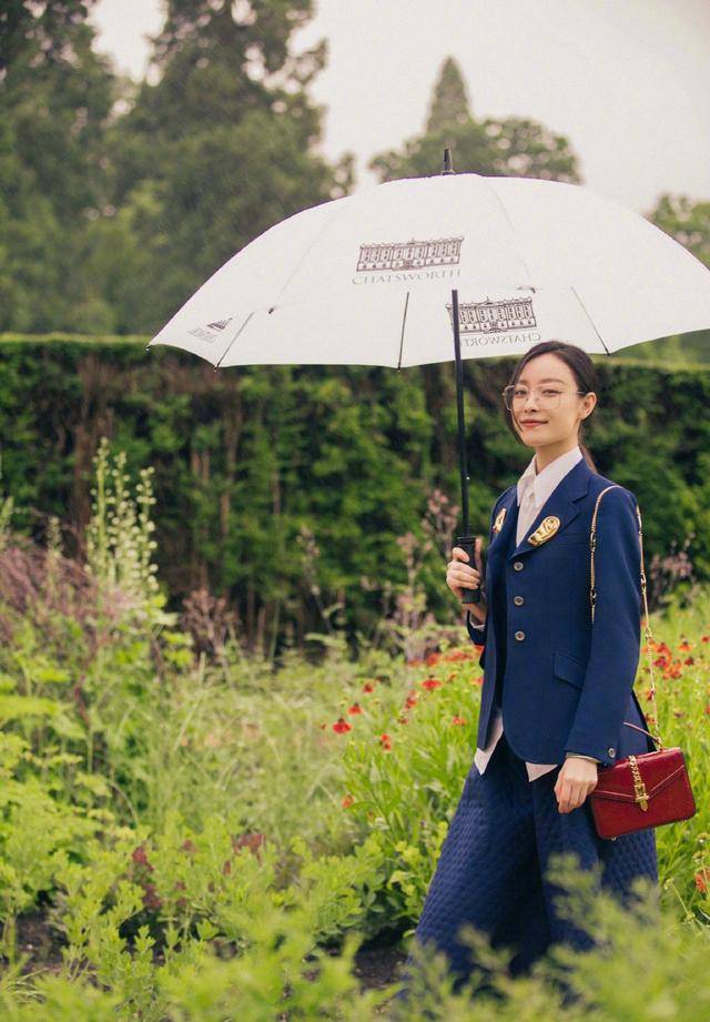 服装 倪妮真的“太狠了”，红色格纹外套穿出满屏时尚感，真是不服不行