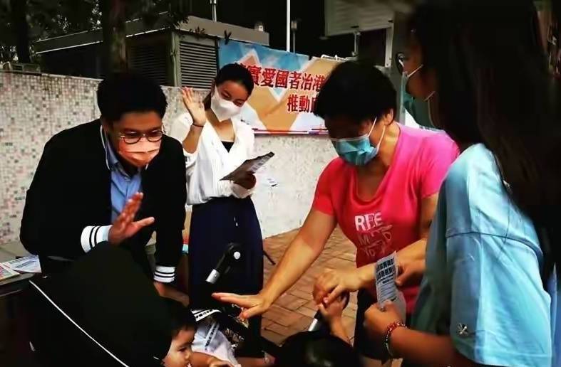 设计 霍启刚郭晶晶亮相街头，两人穿着好低调，朴实无华却难掩贵气