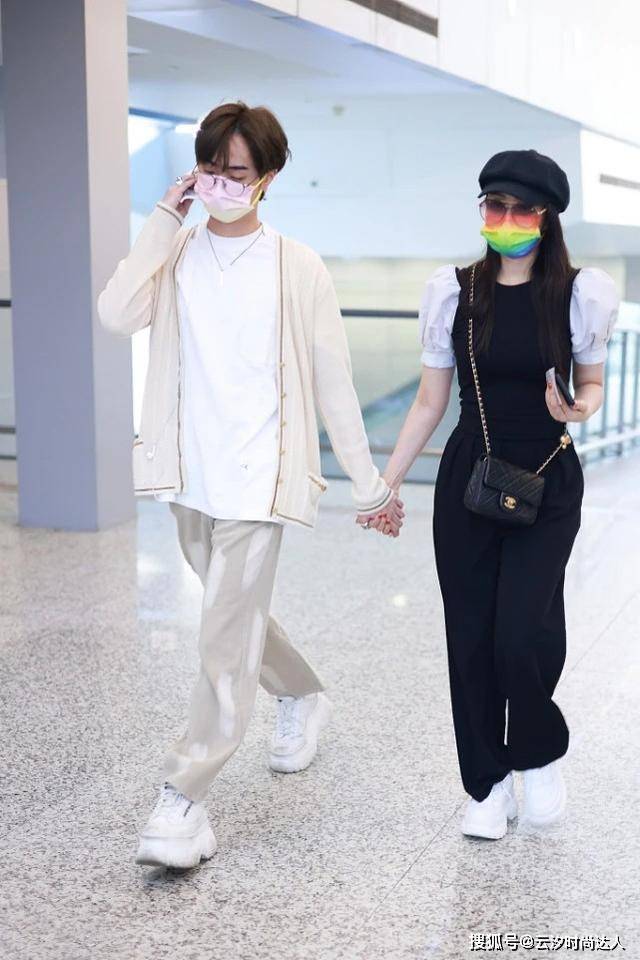 身材 伊能静越老越会穿，与儿子同框满满少女感，两人不像母子更像姐弟
