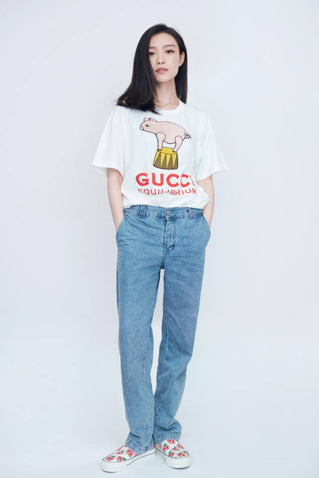 服装 倪妮真的“太狠了”，红色格纹外套穿出满屏时尚感，真是不服不行