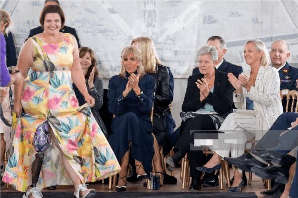 布丽 布丽吉特闪耀时装秀!穿蓝裙半扎马尾真少女,换了发型果然超好看