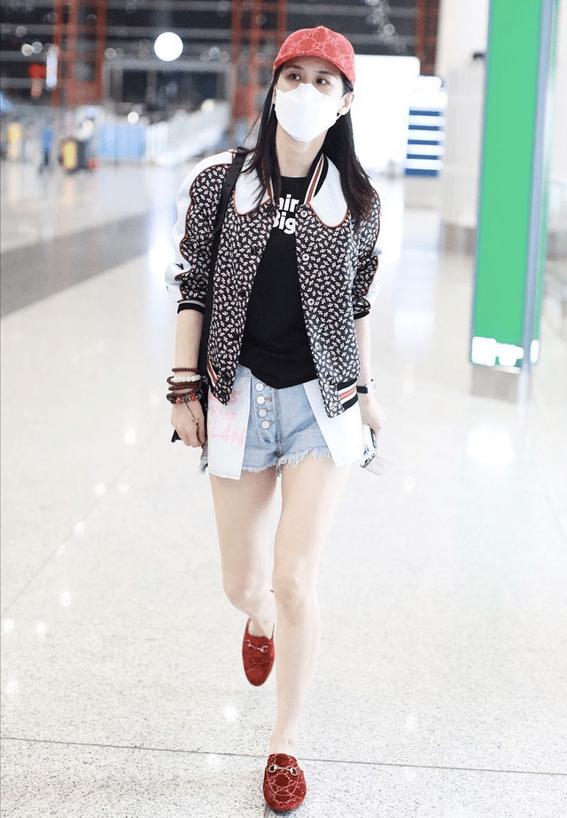 设计 杨子二婚老婆一点没阔太架子，日常穿搭挺接地气，看着不像30+