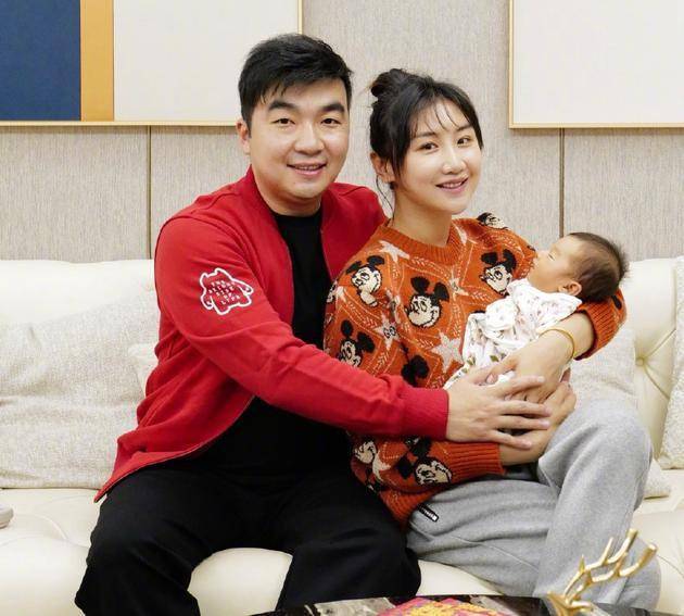 声音|何雯娜晒与女儿暖心对话，超可爱的声音好甜，说英语普通话萌化啦