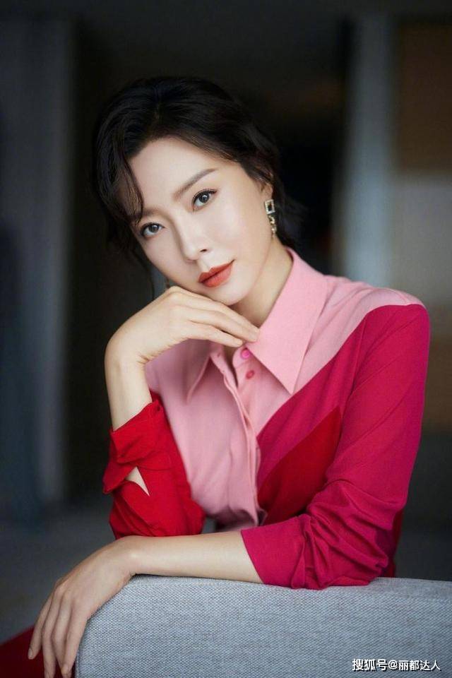 魅力 陈数的气质好难超越，粉色拼接长裙显成熟女人魅力，优雅又迷人