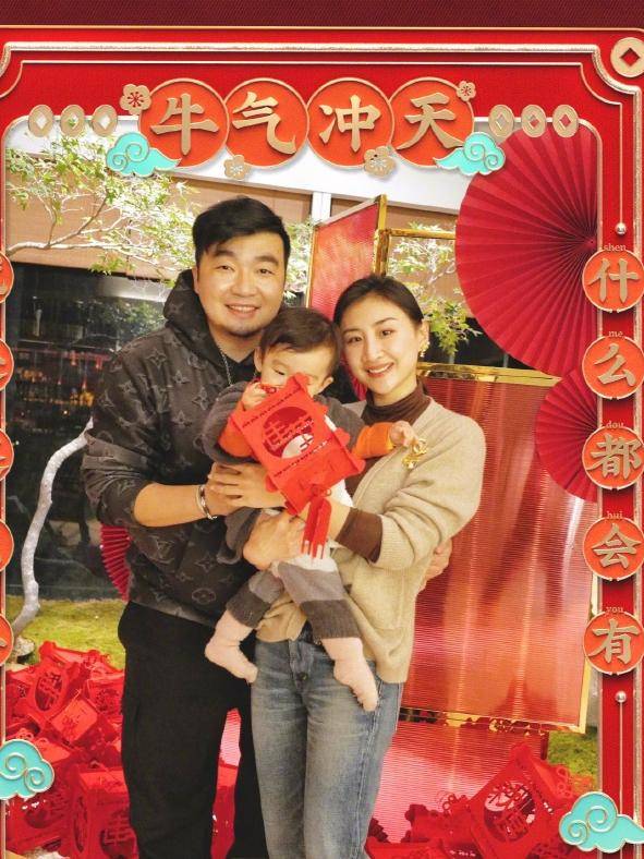 声音|何雯娜晒与女儿暖心对话，超可爱的声音好甜，说英语普通话萌化啦