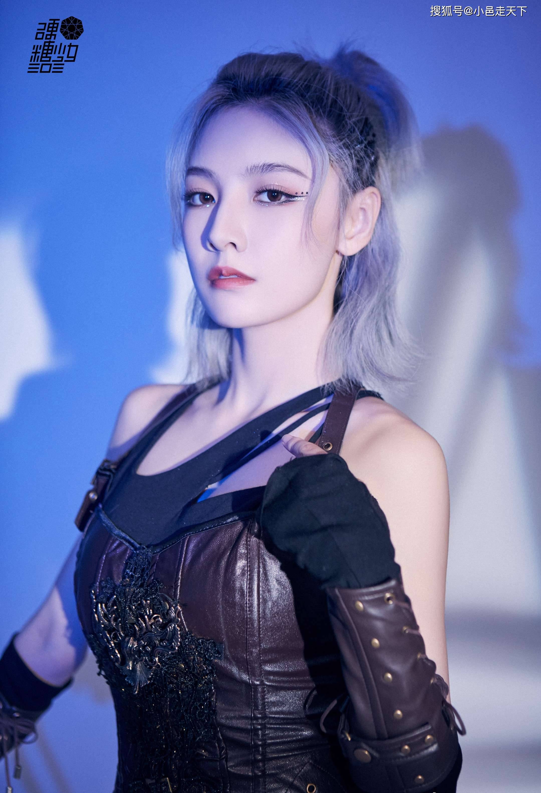 硬糖少女高马尾皮衣霸气写真