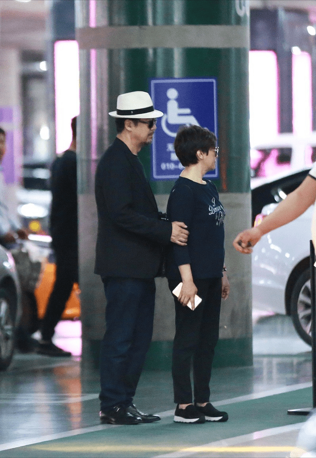 黑色 张国立手揽邓婕好恩爱,同穿黑色一点没明星架子,看着真低调