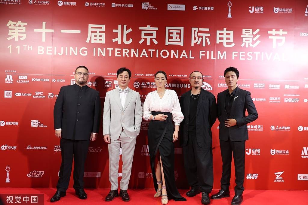 何冰 11届北影节闭幕：巩俐高开衩长裙秀美腿 陈坤张颂文西装儒雅