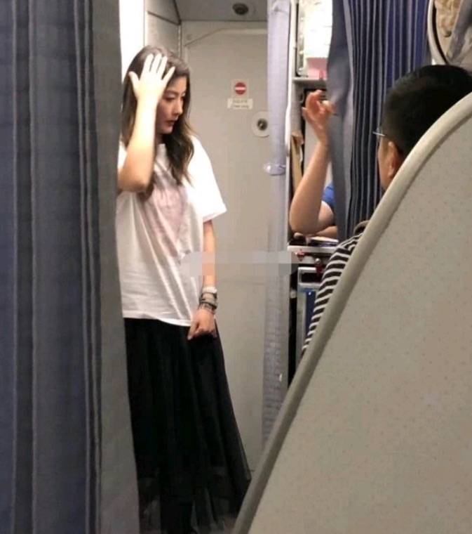 女明星陈慧琳被偶遇的现场照，49岁这么年轻漂亮，就是有小肚子假胯宽！
