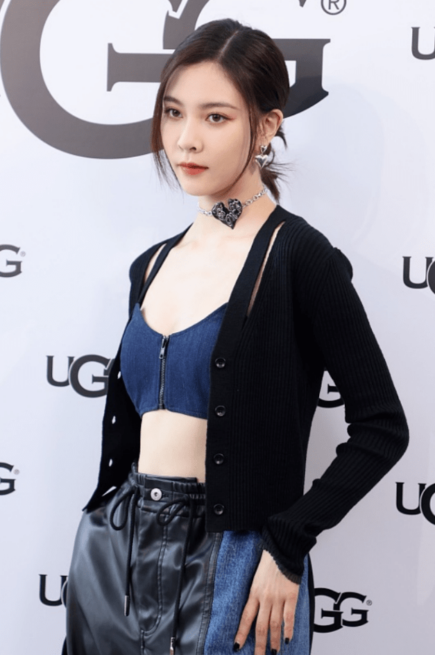 身材 宋妍霏不愧是女团出身，穿露腰装配工装裤，气场不输超模！