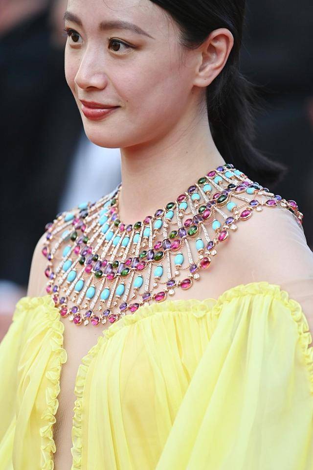 设计 李梦的裙装选择挺特别,淡黄的长裙别有风味,配上项链更惹眼