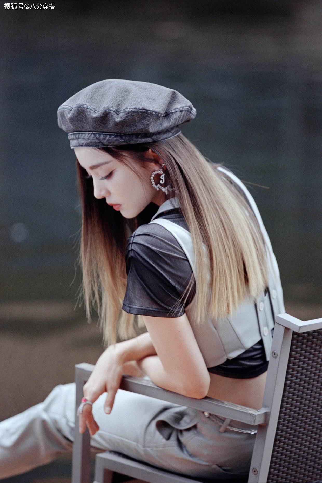 的作用 古力娜扎厉害了，灰色露脐背心配皮衣秀“蚂蚁腰”，身材不输超模