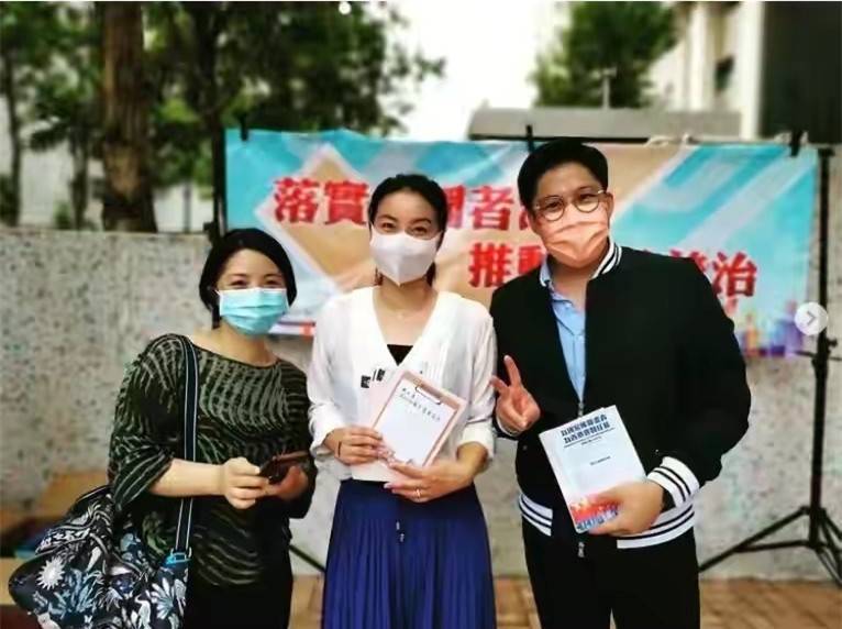 设计 霍启刚郭晶晶亮相街头，两人穿着好低调，朴实无华却难掩贵气