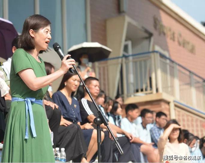 半岛真人军姿飒爽青春飞扬！美视国际学校初2021级新生国防教育圆满完成(图3)