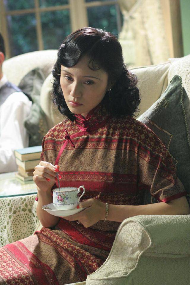 颜色 袁泉才是真正气质美人，穿旗袍有一种独特韵味，把优雅刻在骨子里