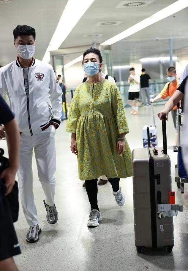 范冰冰 范冰冰爸妈罕走机场，学年轻人穿衣服却翻车，66岁老妈身材臃肿