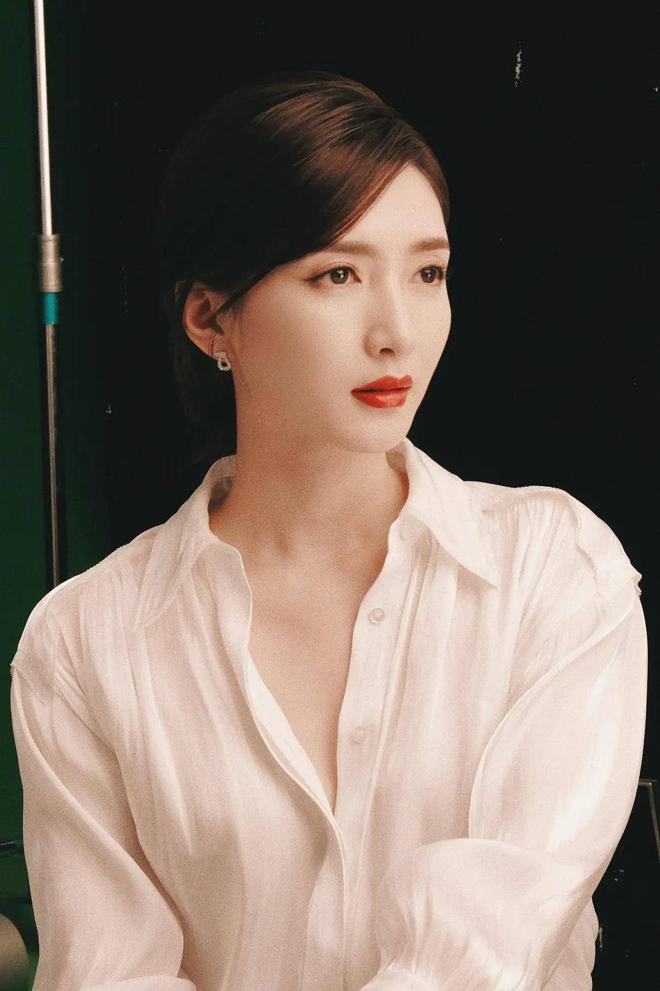 眼眸 江疏影穿着红色纱裙秀天鹅颈！雪肤玉貌太性感妩媚