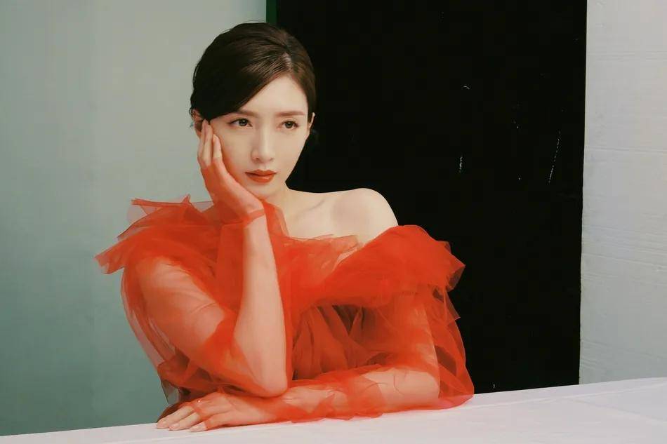 眼眸 江疏影穿着红色纱裙秀天鹅颈！雪肤玉貌太性感妩媚