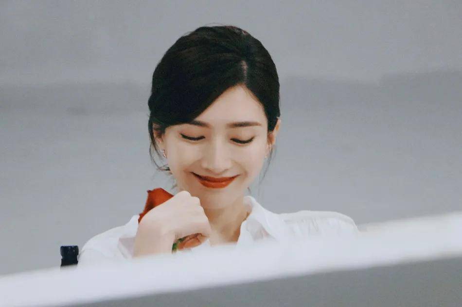 眼眸 江疏影穿着红色纱裙秀天鹅颈！雪肤玉貌太性感妩媚