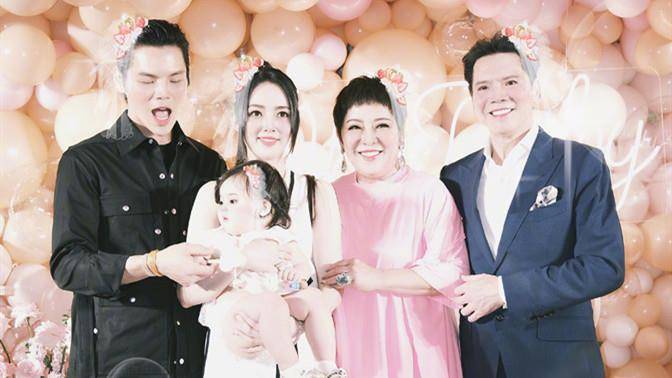 郭碧婷 向太国庆晒全家福！儿媳穿连体裤站C位获认可，孙女似郭碧婷翻版