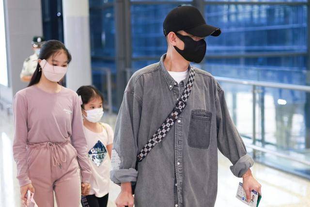 衣袖 文章带两个女儿现身,可惜马伊琍没露面,3万多的手提包真抢眼