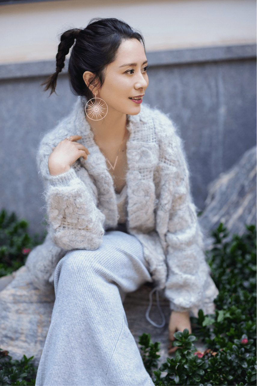 looks 海清气质感绝了！穿一件毛衣外套搭配半身裙高级优雅，可咸可甜