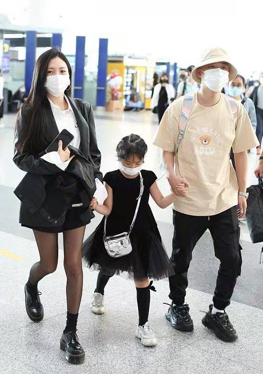 职业 包贝尔一家三口罕露面，娇妻职业装配黑丝太会了，女儿被嘴巴拖累