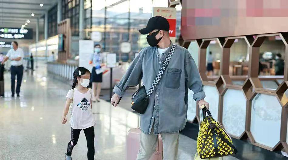 父女 文章父女仨走机场！提6万包装冷酷，长女裤子提到腰勒屁股太尴尬
