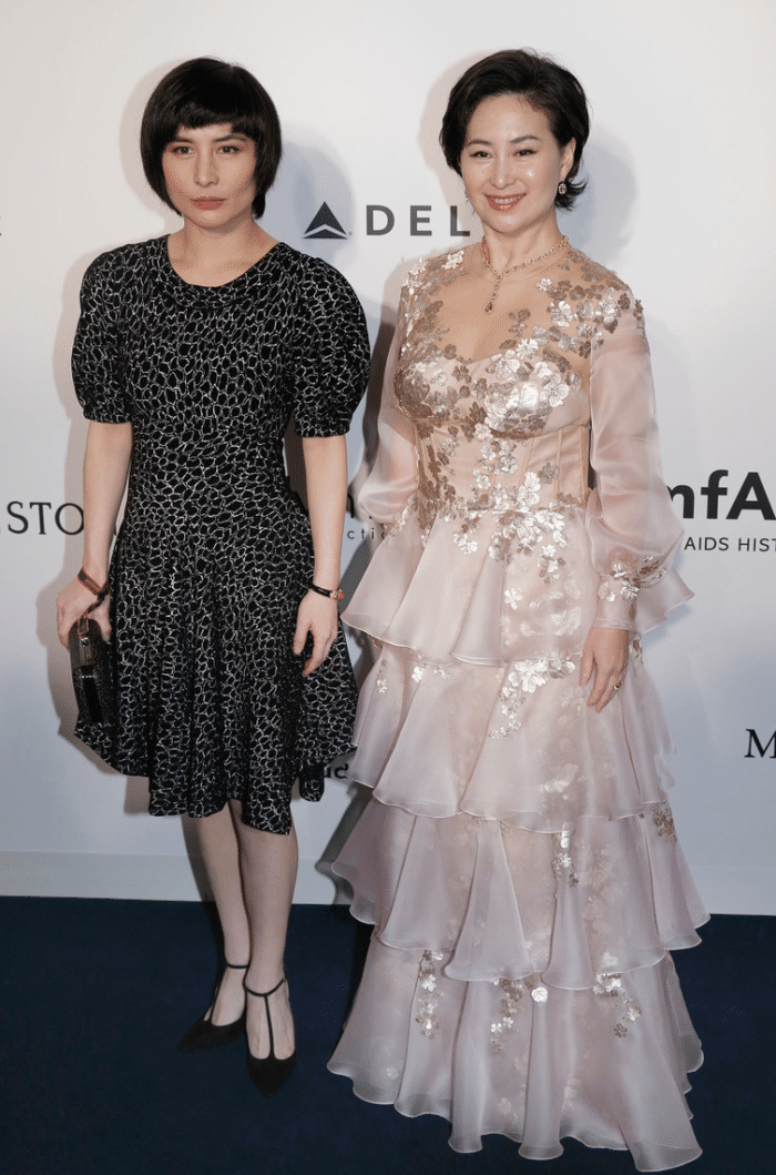 姐妹 何超琼与何超仪真是姐妹情深，两人并肩站着，感觉都挺有气质的