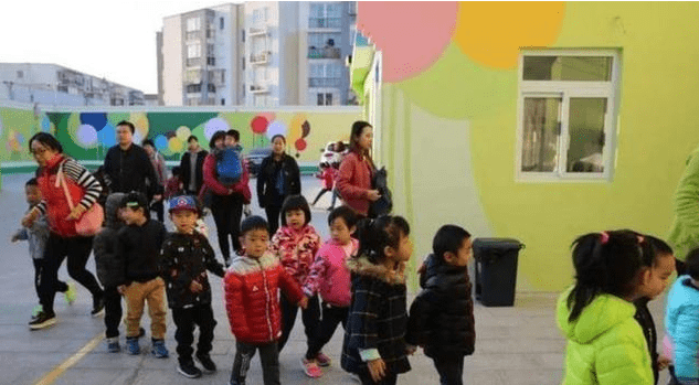 家长|孩子学校自制“水果拼盘”，老师拍照发到群里后，宝妈们不淡定了