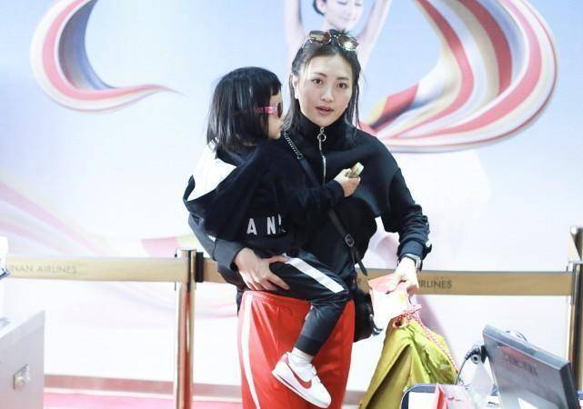 一身 包贝尔娇妻真是时尚辣妈,穿一身运动装抱着女儿,感觉挺有力量的