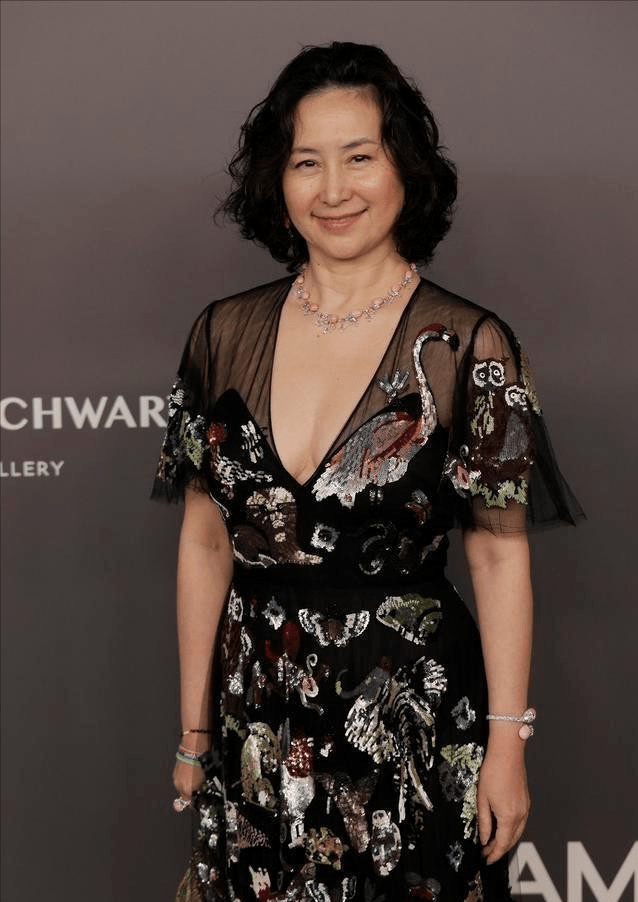 姐妹 何超琼与何超仪真是姐妹情深，两人并肩站着，感觉都挺有气质的